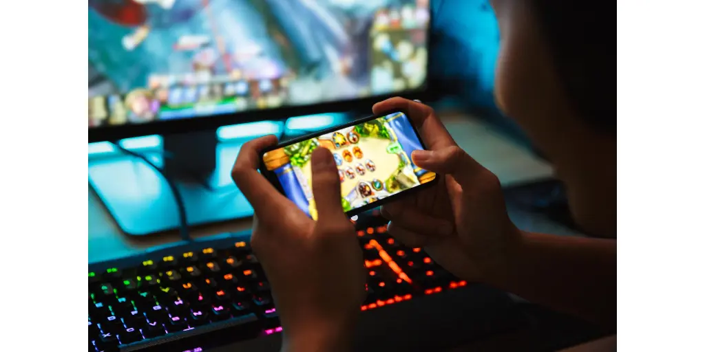 A desktop PC and an Anroid smartphone